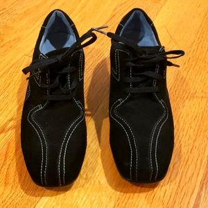 Chic Aravon casual black shoes, size 7 but fits like a size 6